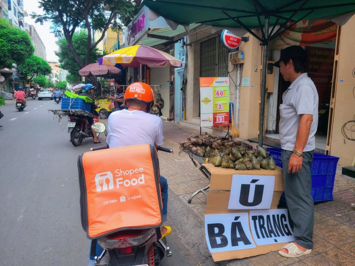 Dọc các đường tại TP.HCM thường có nhiều điểm bán bánh ú, lá xông, cơm rượu... "dã chiến" - Ảnh: NHẬT XUÂN