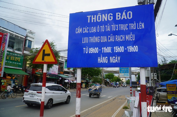 Phía tỉnh Tiền Giang có 2 khung giờ cấm xe tải nặng chạy lên cầu Rạch Miễu, được áp dụng từ ngày 10-6 - Ảnh: MẬU TRƯỜNG