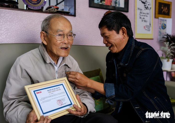 "Nhà Đà Lạt học" Lê Phỉ nhận huy hiệu Bạn đọc cùng làm báo của báo Tuổi Trẻ - Ảnh: M.V.