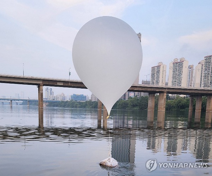 Một quả bóng bay chứa rác trôi trên sông Hàn ở thủ đô Seoul, Hàn Quốc ngày 9-6 - Ảnh: Hội đồng tham mưu trưởng liên quân Hàn Quốc/YONHAP