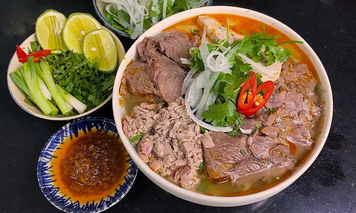 Bún bò được TasteAtlas khen là có hương vị phức tạp, phong phú và vị cay đặc trưng - Ảnh: Hoa Sen Food