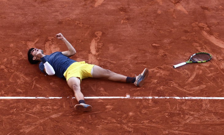 Carlos Alcaraz ăn mừng chức vô địch Roland Garros 2024 - Ảnh: REUTERS