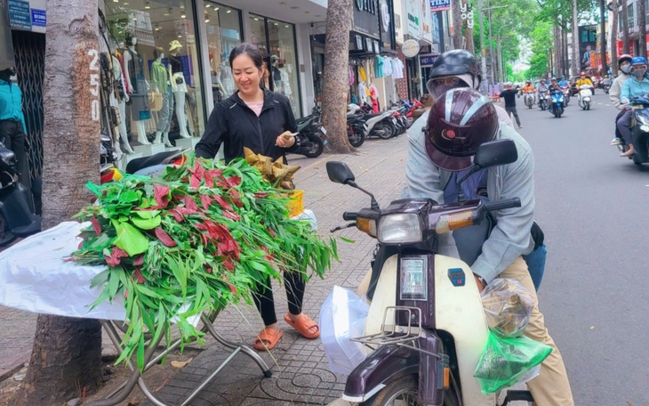 Phát hiện cơ sở sản xuất bánh ú tro trộn hàn the làm bánh - Ảnh 2.