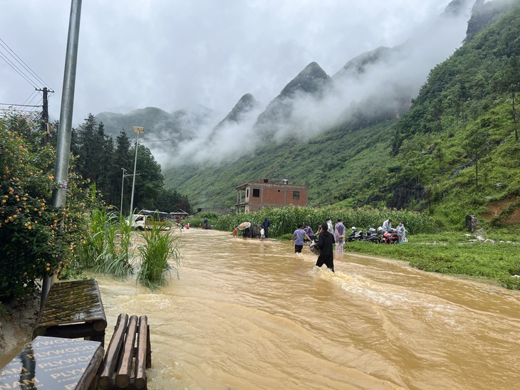 Đi Hà Giang 'chữa lành', du khách mắc kẹt do lũ- Ảnh 5.