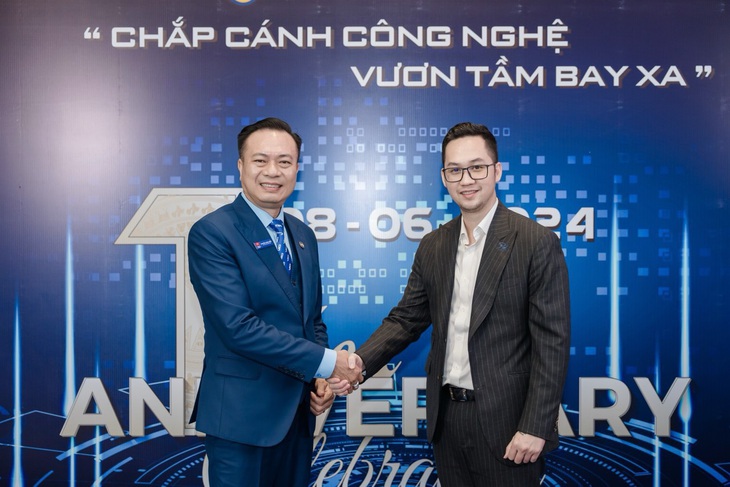 Ông Lương Nguyễn Minh Đăng - Giám đốc khối Ngân hàng Bán lẻ Eximbank và ông Nguyễn Xuân Thủy – Nhà sáng lập VBCI ký kết biên bản ghi nhớ - Ảnh: Eximbank