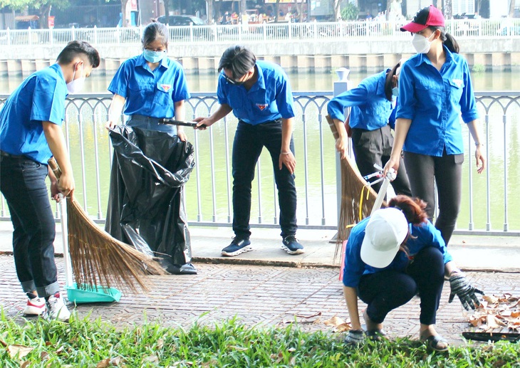 Rất cần duy trì thường xuyên hoạt động Chủ nhật xanh ở khắp nơi để giữ gìn môi trường, bảo vệ không gian sống - Ảnh: Q.L.