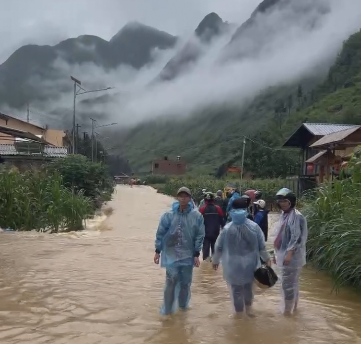 Đi Hà Giang 'chữa lành', du khách mắc kẹt do lũ- Ảnh 6.