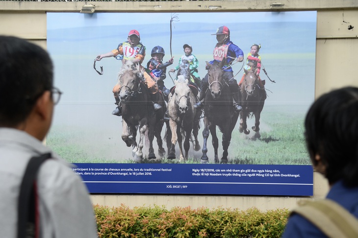 Các em nhỏ tham gia giải đua ngựa hàng năm trong lễ hội Naadam truyền thống của người Mông Cổ. Trong bối cảnh quốc tế phức tạp mà chúng ta đang phải trải qua, Tổng lãnh sự quán Pháp muốn nhấn mạnh đến thể thao như một tiếng nói chung. Thể thao là nơi tranh tài của các vận động viên đại diện cho đất nước của mình. Nhưng qua đó, thể thao cũng là cơ hội gặp gỡ, chia sẻ kinh nghiệm, đối thoại, hiểu biết lẫn nhau và bày tỏ tình hữu nghị giữa các cộng đồng và cá nhân - Ảnh: HẢI QUỲNH