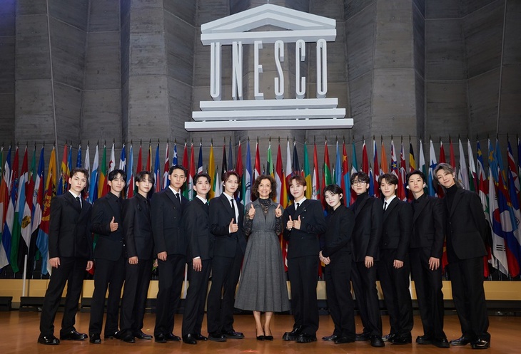 Seventeen và Tổng giám đốc UNESCO, bà Audrey Azoulay - Ảnh: Pledis Entertainment