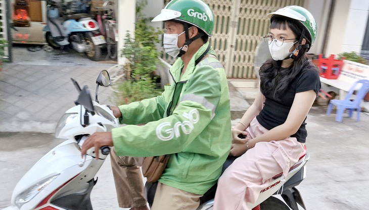 Người dân TP Cần Thơ sử dụng dịch vụ tiện lợi của GrabBike - Ảnh: LÊ DÂN