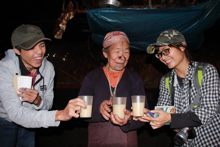 Chuyến đi Ấn Độ, tôi phụ thuộc hoàn toàn vào bạn dẫn đường. Mỗi lần bạn đi xử lý giấy tờ, tôi lơ ngơ như người hành tinh khác - Ảnh: AN DU