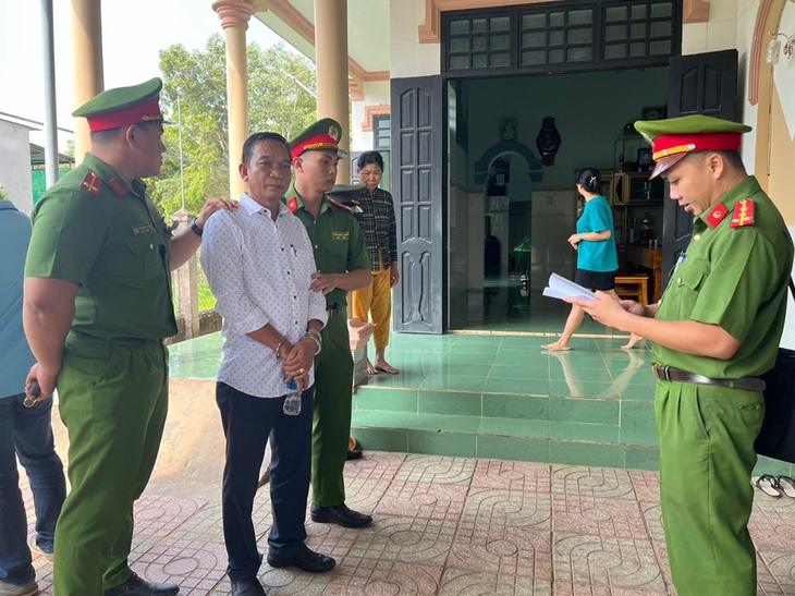 Cơ quan cảnh sát điều tra Công an huyện Hàm Tân, tỉnh Bình Thuận tống đạt quyết định khởi tố bị can Hoàng Tuy, phó chủ tịch UBND xã Sơn Mỹ, liên quan đến "cát tặc" - Ảnh: Công an Bình Thuận