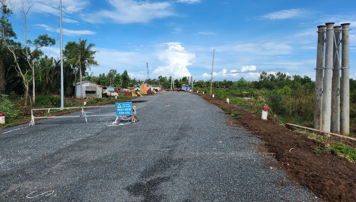 Huyện Hòn Đất có 2 cây cầu chưa giải phóng mặt bằng do người dân chưa đồng thuận nên tuyến đường chưa kết nối được - Ảnh: BỬU ĐẤU