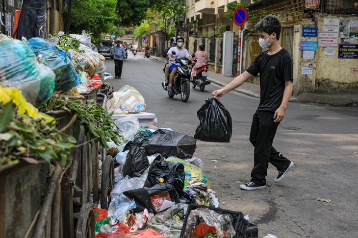 Rác thải sinh hoạt chưa phân loại đổ tràn cả xuống lòng đường (ảnh chụp tại đường Chùa Bộc, quận Đống Đa, Hà Nội) - Ảnh: DANH KHANG