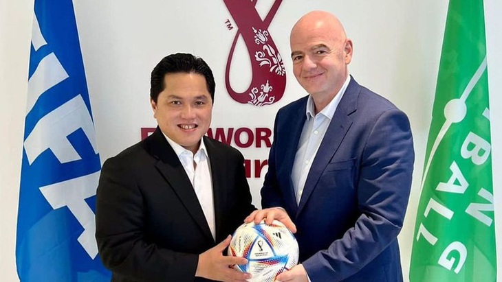 Chủ tịch PSSI Erick Thohir (trái) là người nâng tầm bóng đá Indonesia - Ảnh: PSSI