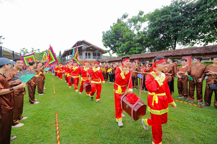 Đoàn rước hội theo nghi lễ truyền thống