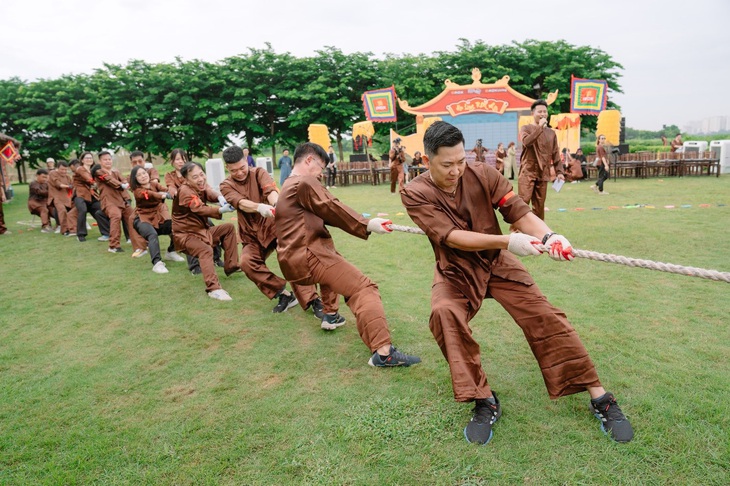 Trò chơi kéo co tứ phương thể hiện tinh thần đồng lòng chung sức của các thôn