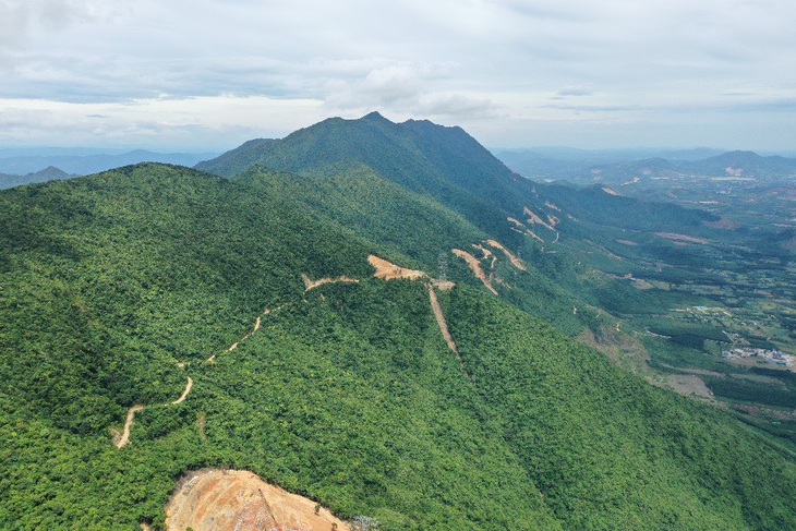 Dãy Hoành Sơn, nơi dựng hàng loạt cột điện đường dây 500kV mạch 3 - Ảnh: THÁI BÁ DŨNG