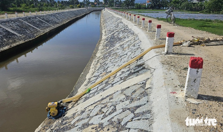 Người dân thôn Thạnh Mỹ phải dùng máy bơm nước từ con kênh chính để dẫn nước vào ruộng - Ảnh: MINH CHIẾN