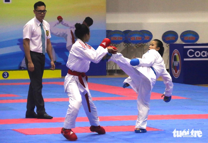 Các vận động viên nữ karate tung những cú đá vô cùng đẹp mắt - Ảnh: NGUYỄN HOÀNG