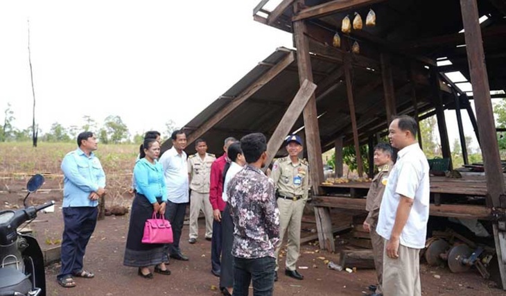 Thống đốc tỉnh Preah Vihear Kim Rithy đến thăm các khu vực dân cư bị ảnh hưởng bởi bão và gió giật mạnh, ngày 7-5 - Ảnh: NCDM