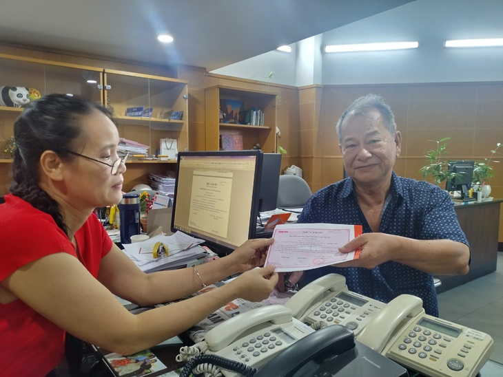 Một bạn đọc đến tòa soạn báo Tuổi Trẻ để đóng góp cho chương trình “Tàu cấp cứu đường thủy cho Cần Giờ” - Ảnh: SONG KHUÊ