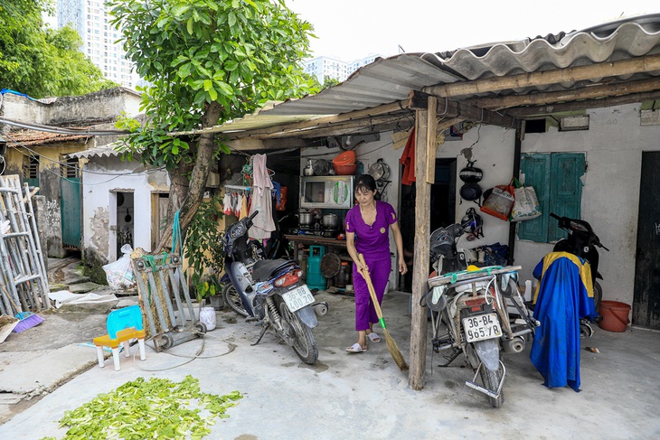 Nhà ở cho thuê: Quản đến đâu?- Ảnh 2. Chị L.T.Y. ( Thanh Hóa) với căn trọ thuê chi phí thấp - Ảnh: DANH KHANG