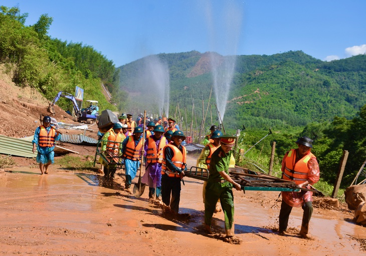 Đưa các đồ dùng của người dân ra ngoài - Ảnh: MINH CHIẾN