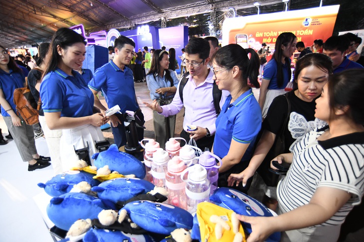 Lo ngại rủi ro là một trong những rào cản lớn nhất để phát triển thanh toán không tiền mặt - Ảnh: QUANG ĐỊNH