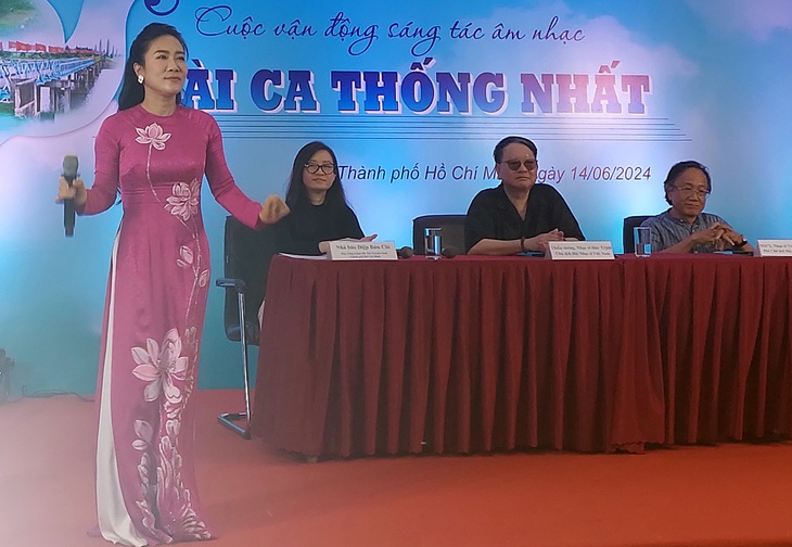 Ca sĩ Vân Khánh hát bài Bài ca thống nhất trong buổi phát động sáng tác âm nhạc - Ảnh: HOÀNG LÊ