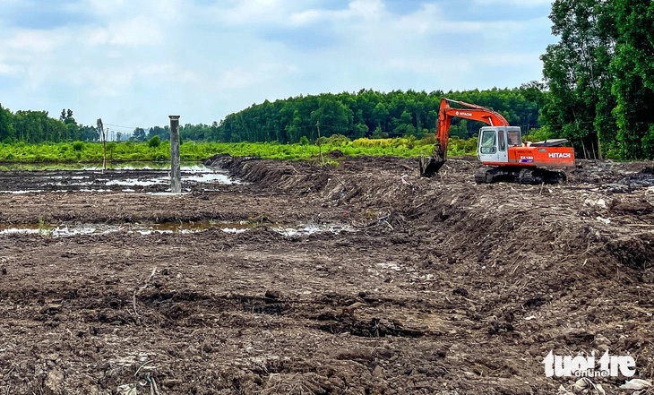 Do thiếu cát nên một số gói thầu tuyến vành đai 3 TP.HCM phải nằm chờ, tại các gói thầu XL10 qua huyện Bình Chánh chủ yếu chỉ có xe múc để dọn dẹp cỏ dại - Ảnh: ĐỨC PHÚ