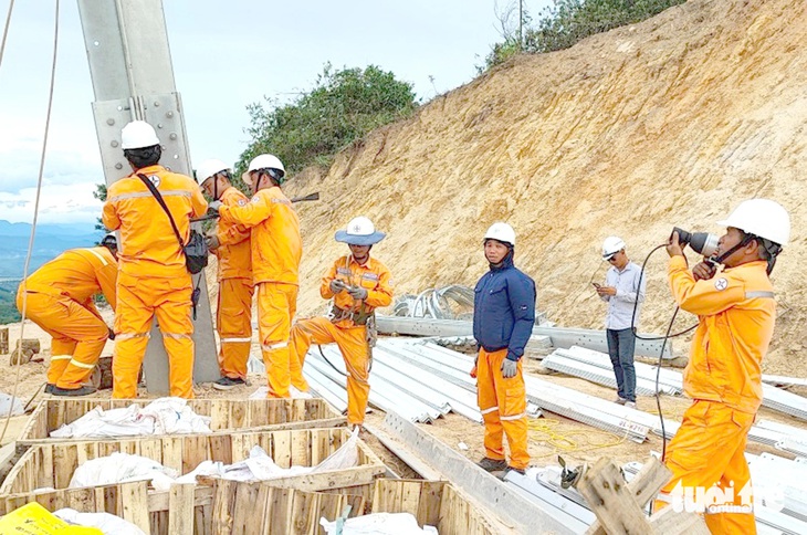 Tổ xung kích Công ty Điện lực Đắk Nông tiến hành lắp cột tại vị trí 231 - Ảnh: LÊ MINH