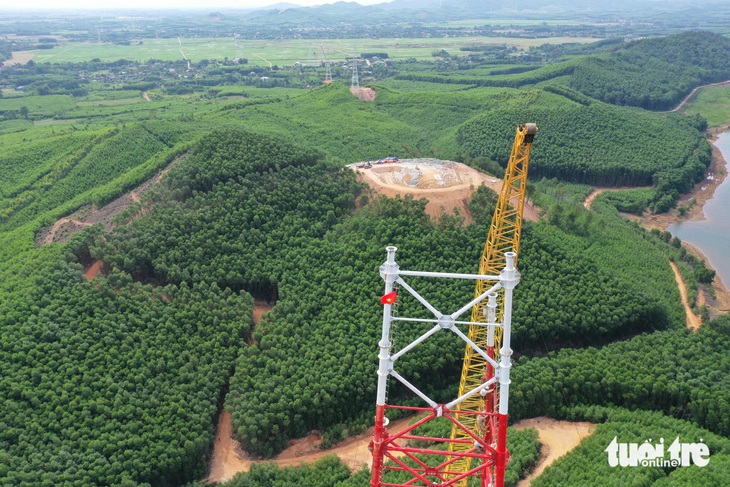 Các cột điện đường dây 500kV mạch 3 đang dần vút cao khắp toàn tuyến Ảnh B.D.