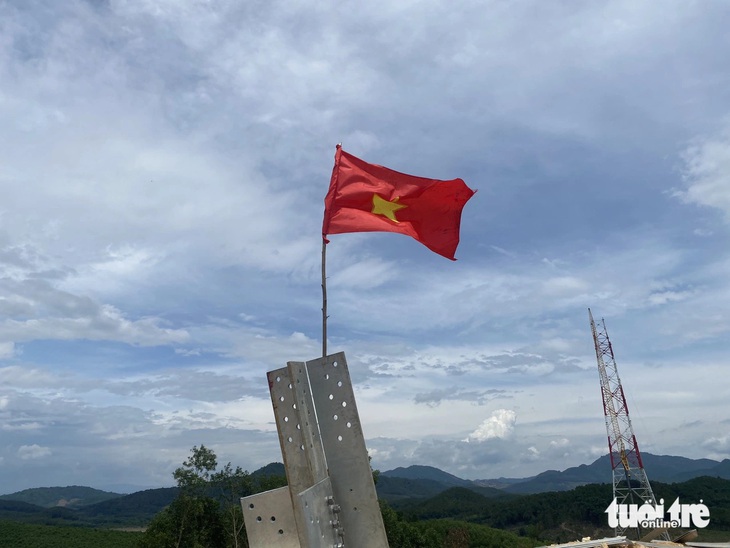 Cờ Tổ quốc tung đỏ thắm trên công trình như động viên thêm tinh thần làm việc vì sự nghiệp phát triển đất nước Ảnh B.D.