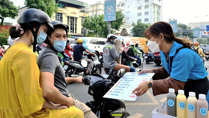 Cuộc sống xa nhà giữa thành phố, không ít sinh viên phải tìm việc làm thêm tự trang trải cuộc sống để theo đuổi việc học - Ảnh: CÔNG TRIỆU