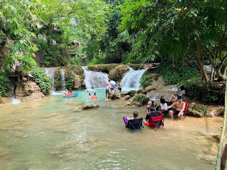 Du khách tắm, chơi ở suối Mu - Ảnh: A.TUYẾT