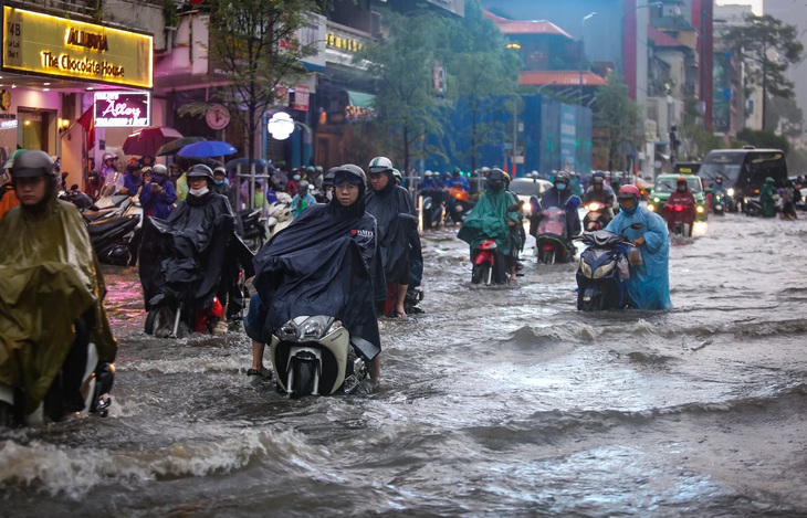 TP.HCM mưa ngập khắp nơi, đường trung tâm Lê Lợi mênh mông nước- Ảnh 6.