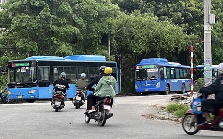 Cửa xe buýt 'kẹp' ba lô, nữ sinh bị kéo ngã xuống đường - Ảnh 3.