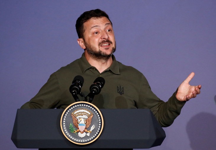Tổng thống Ukraine Volodymyr Zelensky trong cuộc họp báo chung với Tổng thống Mỹ Joe Biden ngày 13-6 tại Ý. Ông sử dụng bục phát biểu do Mỹ chuẩn bị nên phía trước có con dấu của tổng thống Mỹ - Ảnh: REUTERS