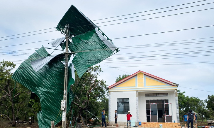 Mái tôn của một hộ dân tại huyện Ia Grai bị lốc cuốn bay lên trụ điện - Ảnh: Đ.T. 