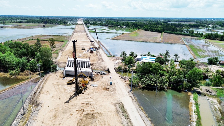 Một đoạn cao tốc Cần Thơ - Cà Mau đang gặp khó khăn về cát - Ảnh: M.T.