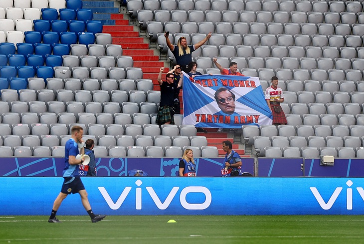 Một số CĐV Scotland vào sân từ sớm và chuẩn bị sẵn banner cổ vũ - Ảnh: REUTERS