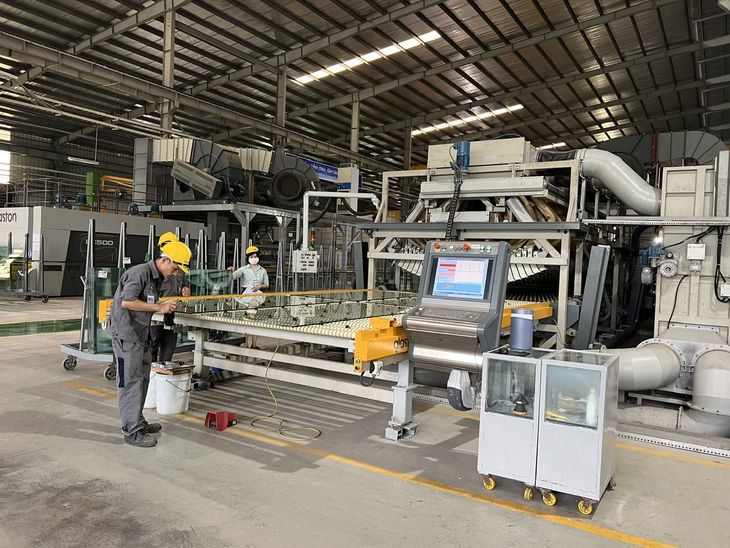 'Ông lớn' ngành kính SADO đổi chủ với thương vụ 1.000 tỉ đồng- Ảnh 1. Dây chuyền sản xuất hiện đại được nhập khẩu từ châu Âu của SADO tại Đồng Nai - Ảnh: N.H.