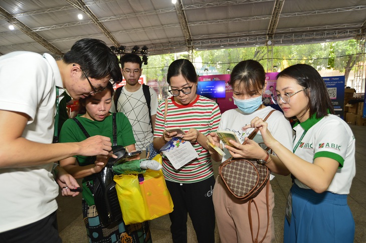 Chỉ cần lượn một vòng lễ hội, khách hàng dễ dàng nắm chắc thông tin các ngân hàng, khỏi cần lên mạng tra - Ảnh: QUANG ĐỊNH