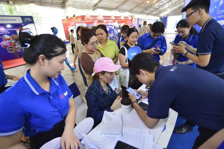 Khách tham quan đông đúc trải nghiệm dịch vụ của Ngân hàng MB - Ảnh: QUANG ĐỊNH