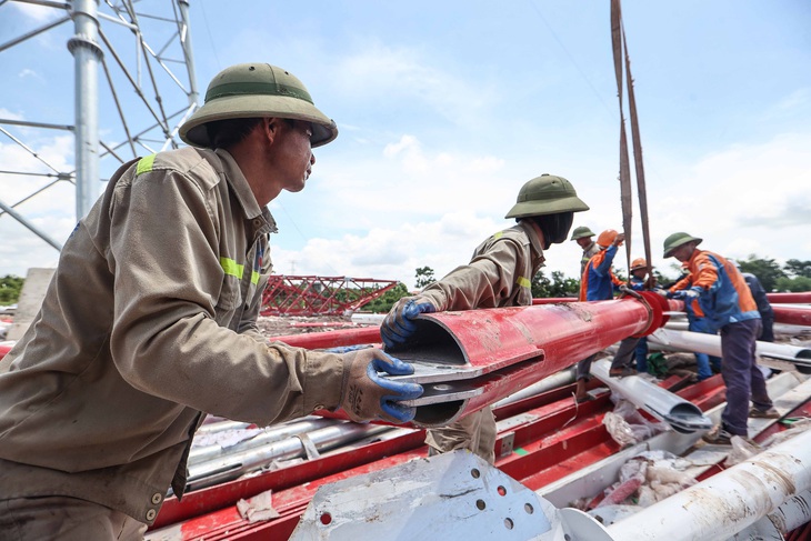 Công nhân đang làm việc tại cột điện vị trí 215  tại huyện Quỳnh Phụ, Thái Bình - Ảnh: NGUYỄN KHÁNH