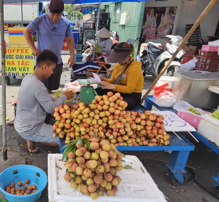 Vải thiều được bán tại chợ đầu mối nông sản thực phẩm Thủ Đức - Ảnh: N.TRÍ