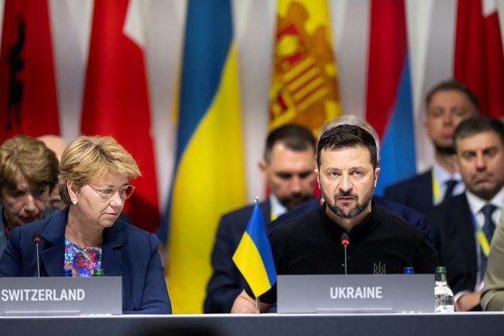 Tổng thống Ukraine Volodymyr Zelensky phát biểu tại phiên toàn thể cuối cùng của hội nghị ở Thụy Sĩ vào ngày 16-6 - Ảnh: REUTERS