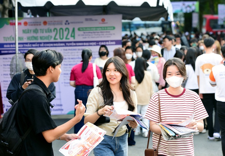 Các ngày hội tư vấn, xét tuyển đại học, cao đẳng của báo Tuổi Trẻ luôn thu hút đông đảo học sinh tham gia. Trong ảnh: học sinh hào hứng dự buổi tư vấn chung tại Ngày hội tư vấn tuyển sinh - hướng nghiệp do báo Tuổi Trẻ tổ chức hồi tháng 3-2024 - Ảnh: DUYÊN PHAN