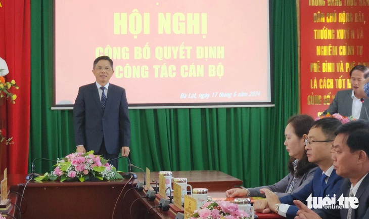 Ông Đặng Trí Dũng nghe công bố quyết định thôi giữ các chức vụ để nghỉ hưu - Ảnh: M.V.